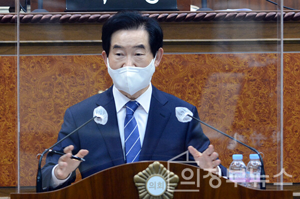 2월 11일 의정부시의회 에 출석해 시정답변 하는 안병용 의정부시장