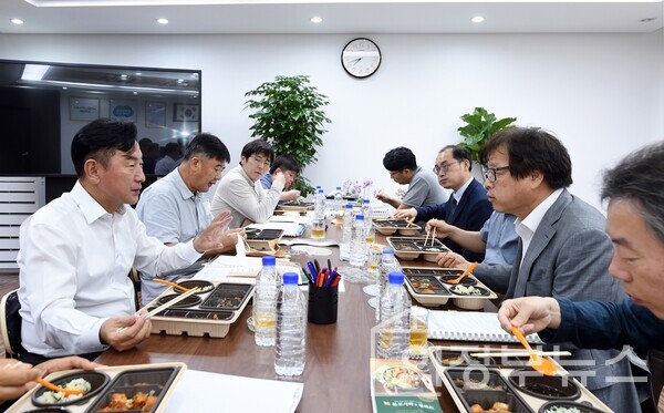 8월 10일 고산동 물류센터 백지화  TF팀 회의 장면