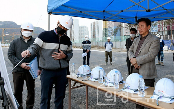 복합문화융합단지 도시개발사업 현장을 시찰하고 있는 김동근 시장